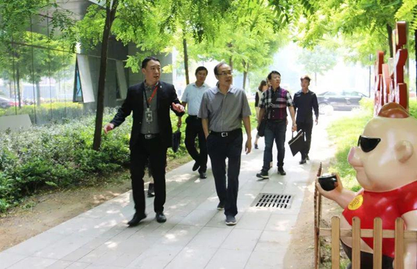 韩平副局长赴猪八戒网河南总部园区考察调研
