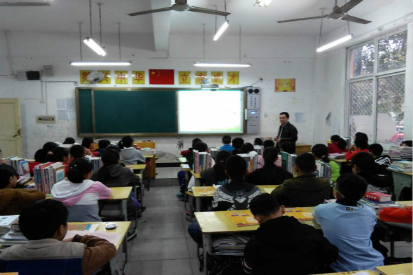 河南省中小学知识产权巡讲活动走进固始县外国语中学