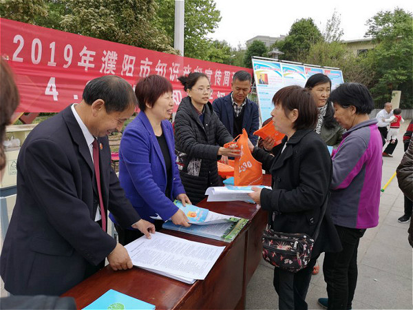 濮阳市知识产权局开展知识产权日宣传活动