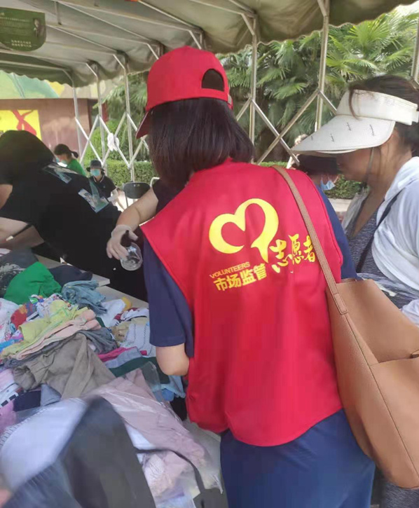 河南省知识产权局向受灾群众捐赠儿童衣服