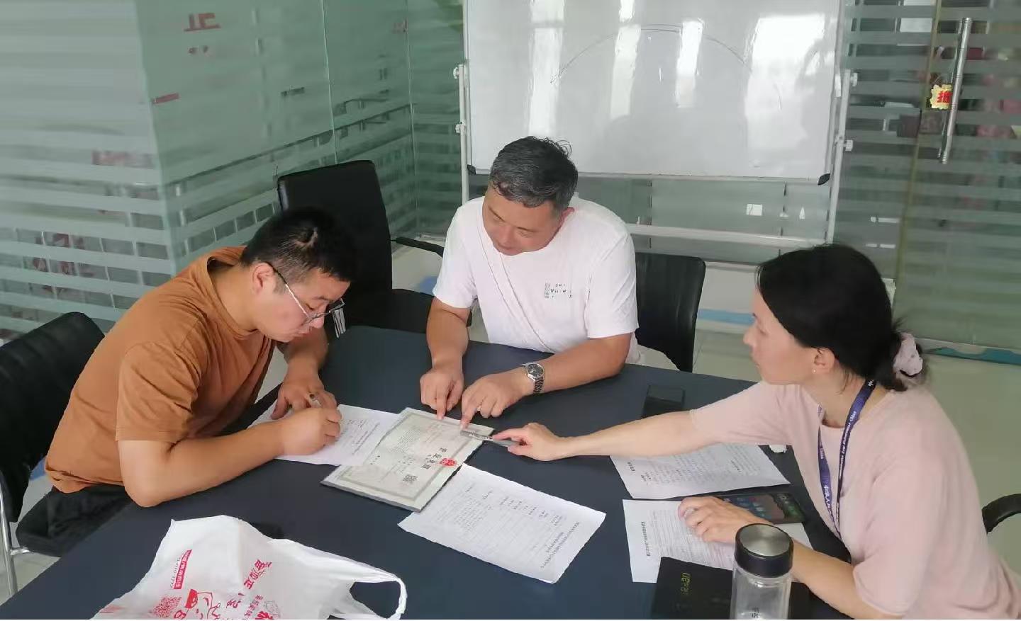 新乡市知识产权维权保护中心联合原阳县市场监督管理局对企业开展海外知识产权纠纷应对指导